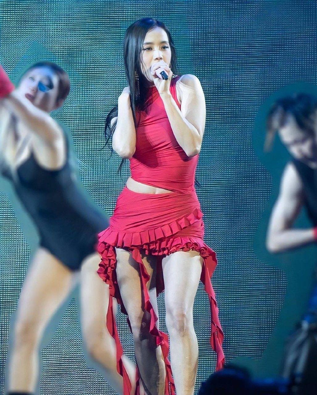 AzmkSGGr Jisoo FAP 05.jpg